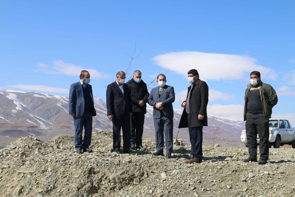 بازدید میدانی فرماندار ویژه شهرستان خوی و مدیرکل منابع طبیعی و آبخیزداری استان آذربایجان غربی از اراضی طبیعی برای واگذاری زمین به شهرداری فیرورق جهت ایجاد فضای تفریحی