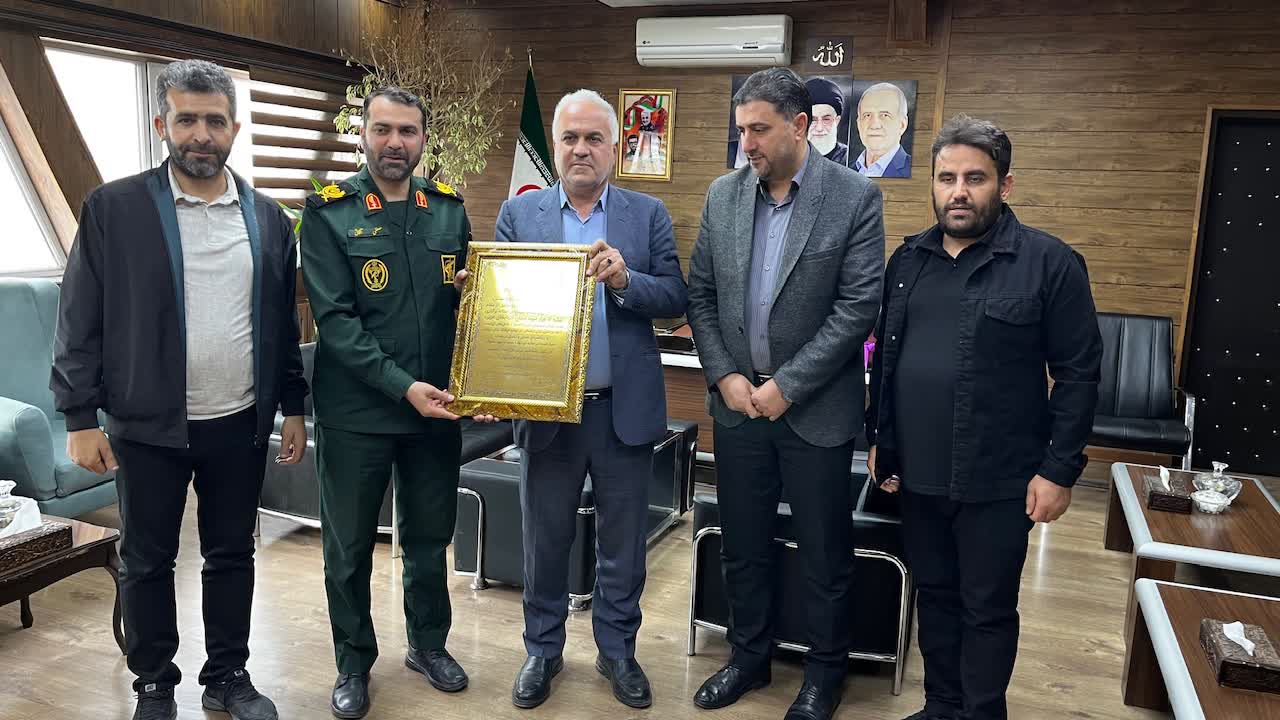 تجلیل از فرماندار ویژه خوی به پاس حمایت از توسعه ورزش و فوتبال شهرستان