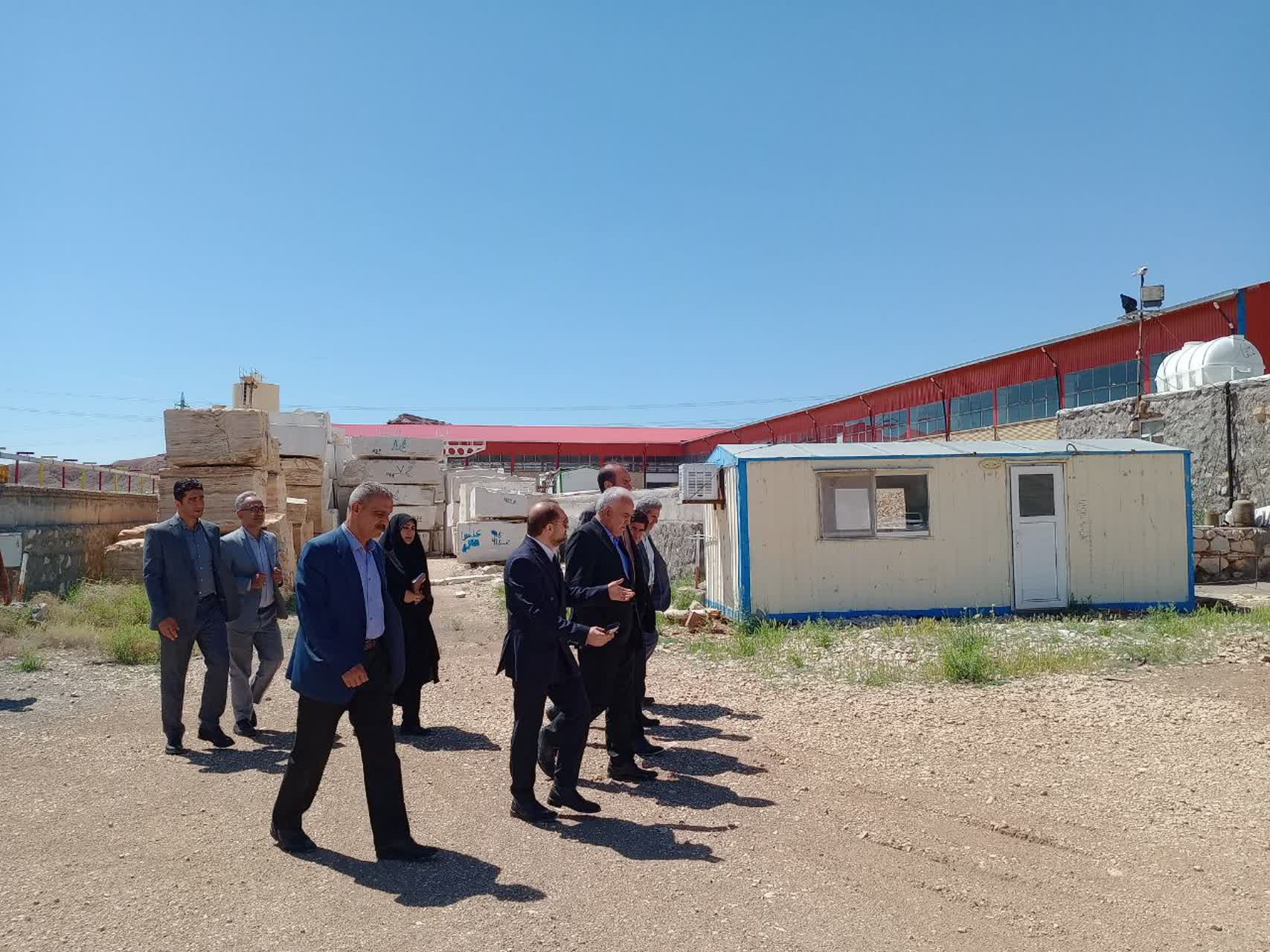 بازدید سرپرست فرمانداری از روند فعالیت کارخانه سنگ ساتراپ سنگ آرسس