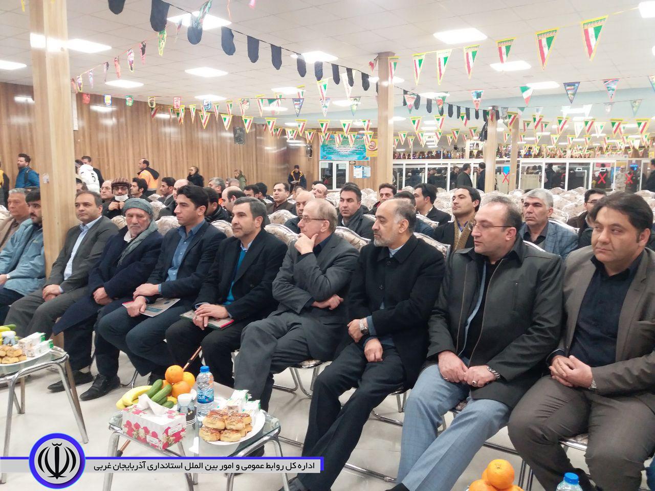فاز دوم عملیات اجرایی پایانه رازی خوی با اعتبار ۲۲۰ میلیارد ریال با حضور معاون وزیر راه و شهرسازی کلنگ زنی شد