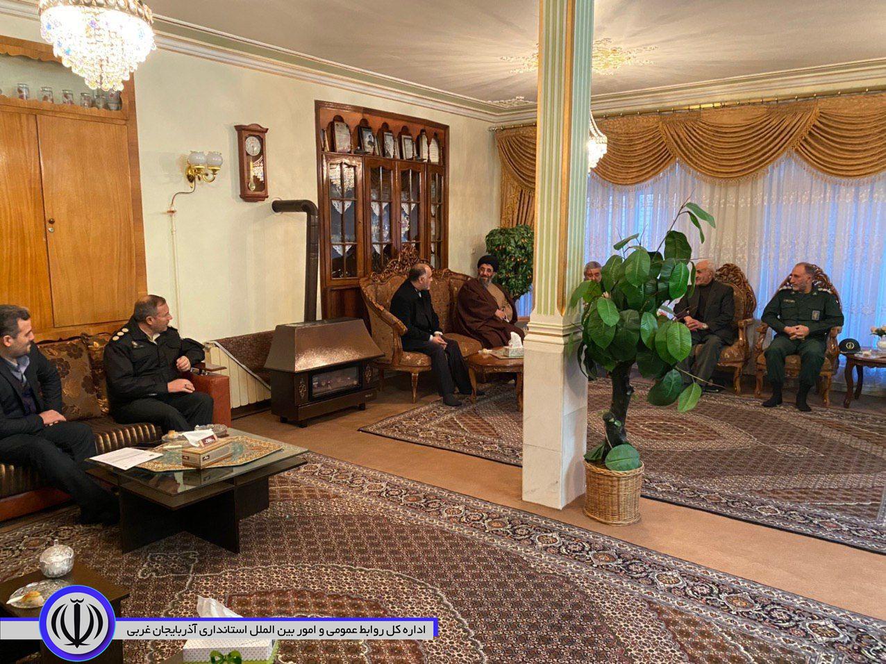 دیدار معاون استاندار و فرماندار ویژه شهرستان خوی با خانواده معظم شهداء بمناسبت دهه مبارک فجر