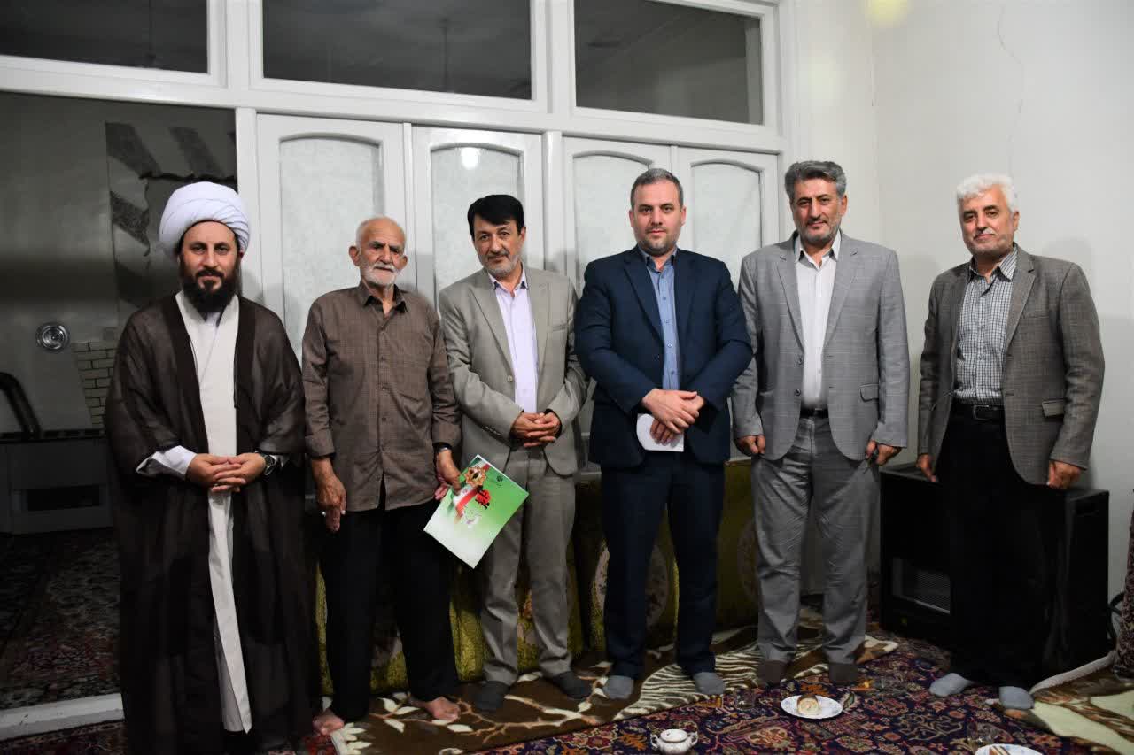 دیدار امام جمعه و معاون فرماندار شهرستان خوی با خانواده معظم شهید رحیم آسیابی و شهید حسین روشن