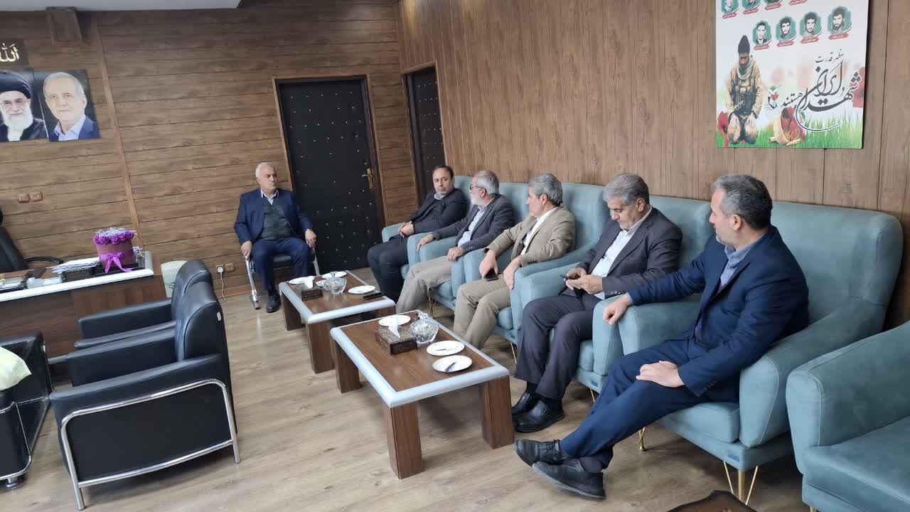 تأکید فرماندار ویژه خوی و مدیرکل بنیاد شهید و امور ایثارگران استان بر ارتقای خدمات‌رسانی به خانواده‌های معظم شهدا