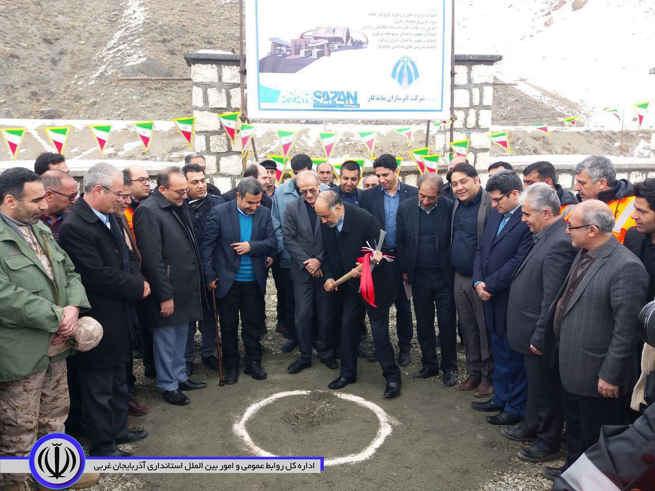 فاز دوم عملیات اجرایی پایانه رازی خوی با اعتبار ۲۲۰ میلیارد ریال با حضور معاون وزیر راه و شهرسازی کلنگ زنی شد