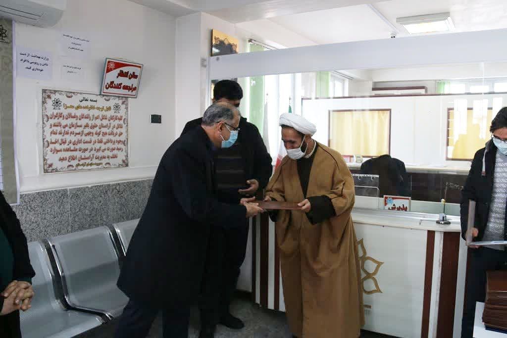 تجلیل فرماندار ویژه شهرستان خوی از کارکنان، کارگران و غسالان سازمان آرامستان