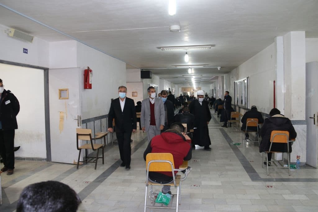 بازدید فرماندار ویژه شهرستان خوی از محل برگزاری هشتمین آزمون استخدامی دستگاههای اجرایی کشور و نظارت بر نحوه اجرای پروتکلهای بهداشتی