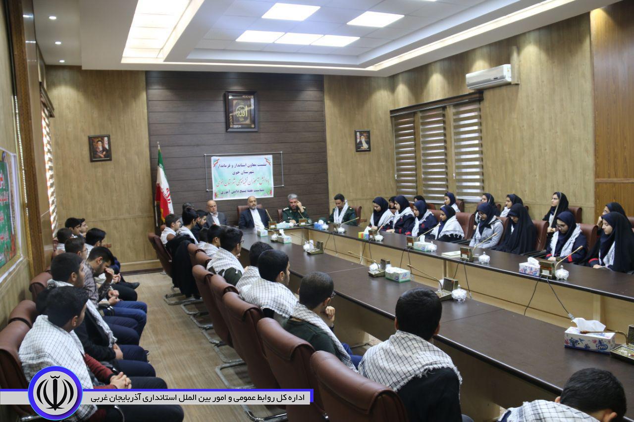 نشست فرماندار شهرستان خوی با دانش آموزان