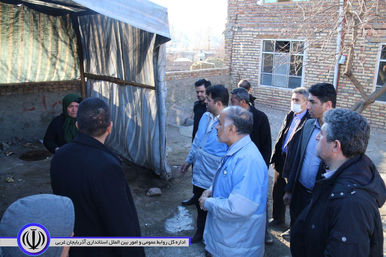 بازدید فرماندار شهرستان خوی و معاون هماهنگی امور عمرانی استاندار آذربایجان غربی از منازل مسکونی خسارت دیده بخش قطور