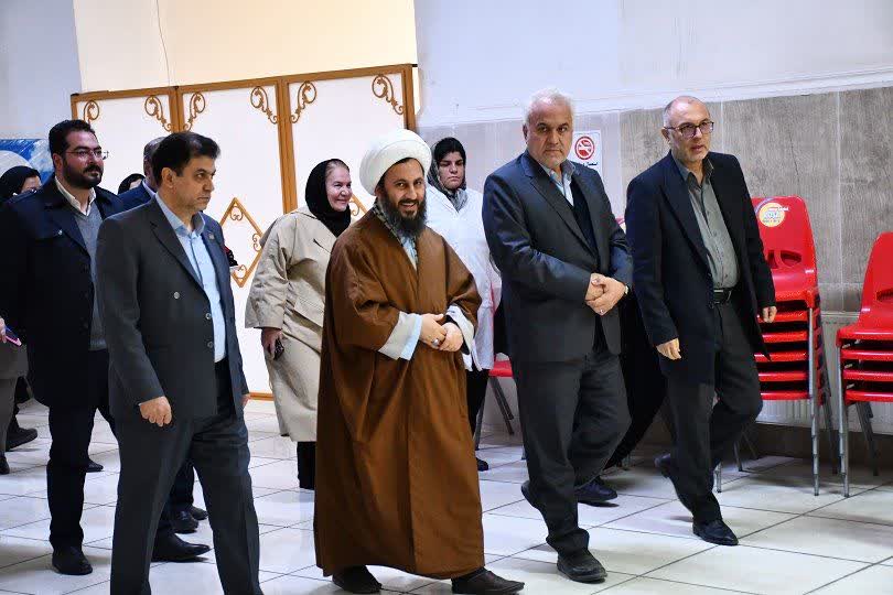 حضور امام جمعه و "غلامحسین آزاد" فرماندار ویژه شهرستان خوی در موسسه خیریه سالمندان مهر کوثر خوی