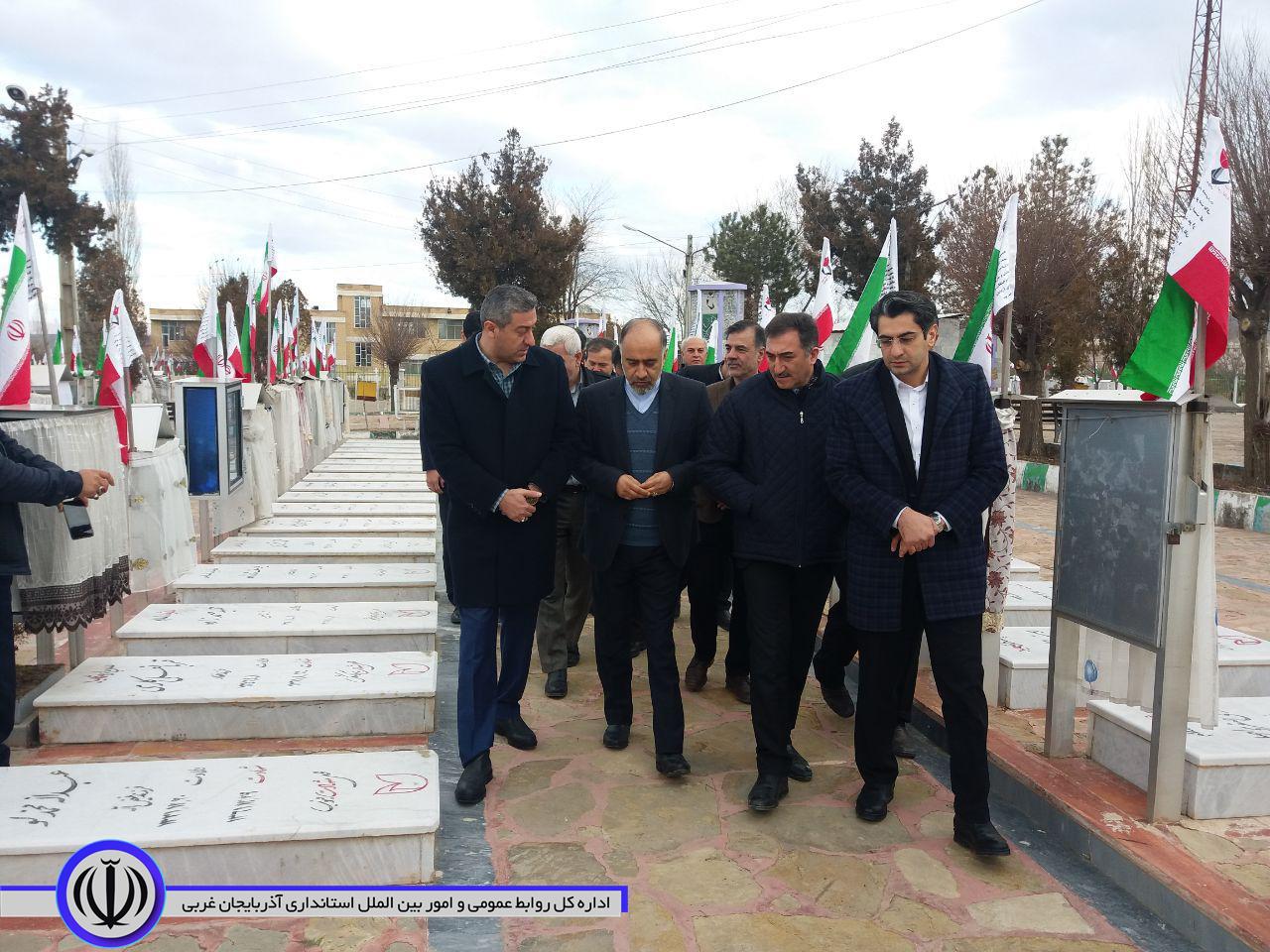در سومین روز از دهه مبارکه فجر: ادای احترام سرپرست معاونت هماهنگی امور عمرانی استانداری آذربایجان غربی ، فرماندار و اعضای شورای اداری به مقام شامخ شهداء شهرستان خوی