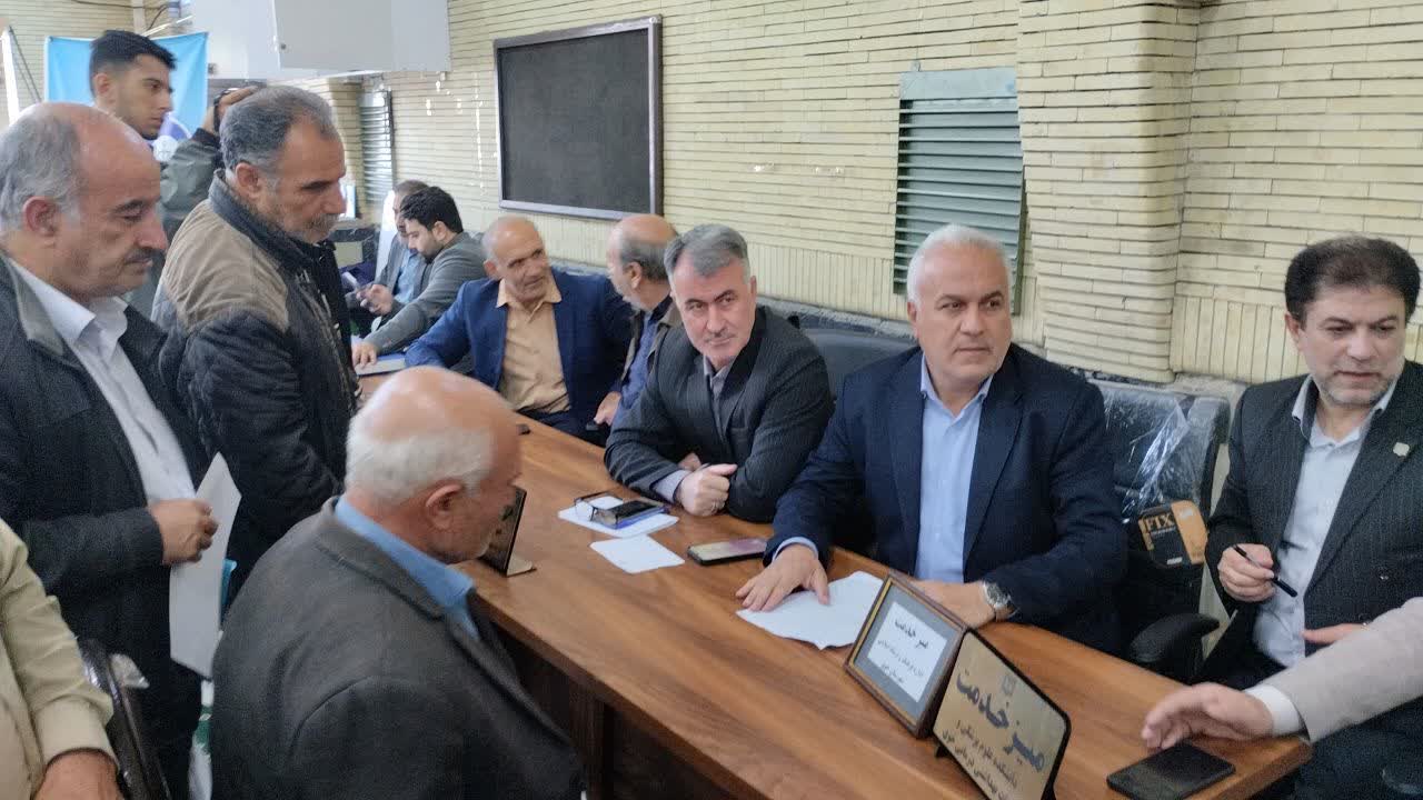 برگزاری میز خدمت با حضور فرماندار ویژه خوی در مصلی نماز جمعه