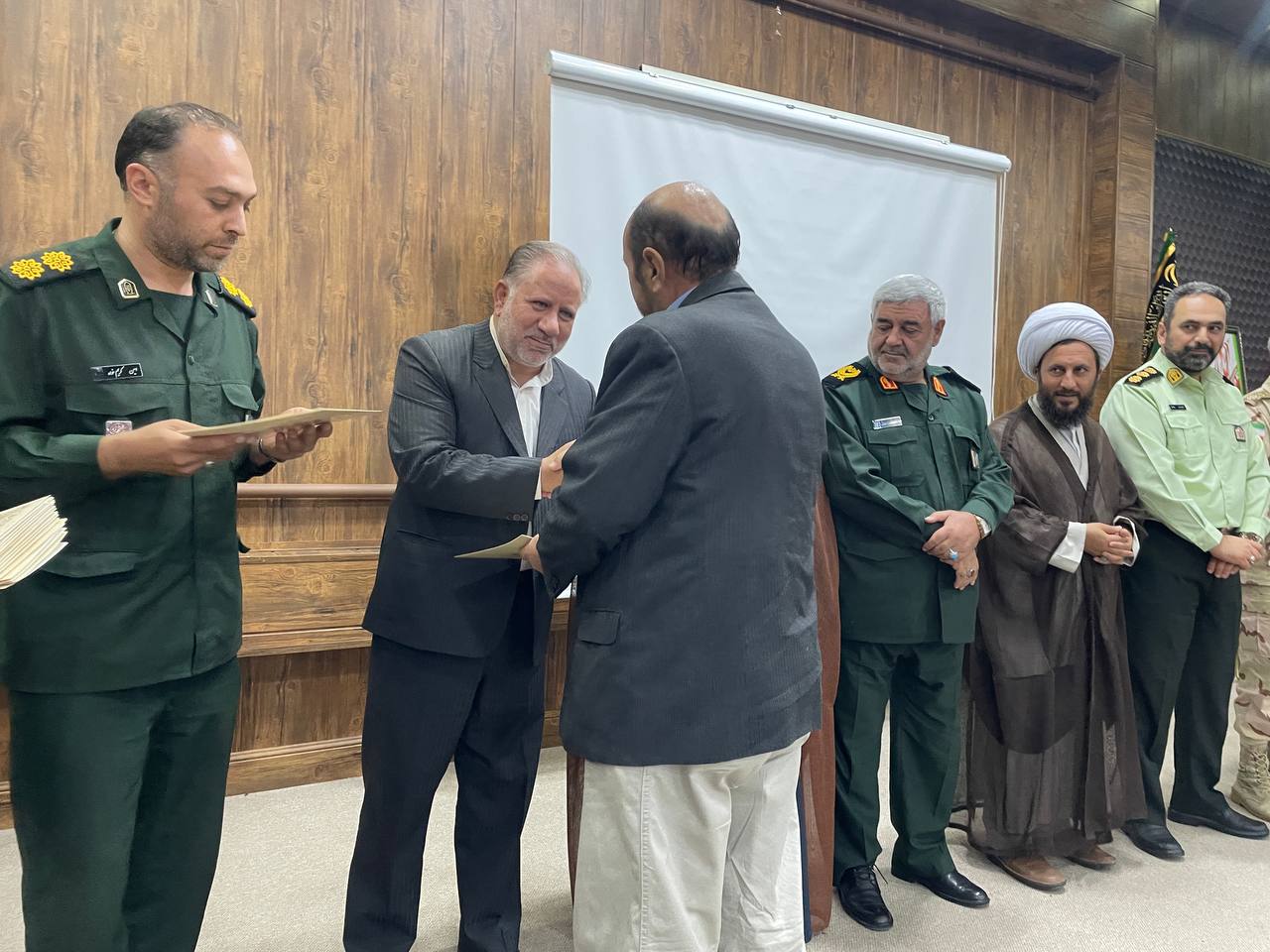 تجلیل از جمعی از پیشکسوتان و فعالان دفاع مقدس و مقاومت خوی