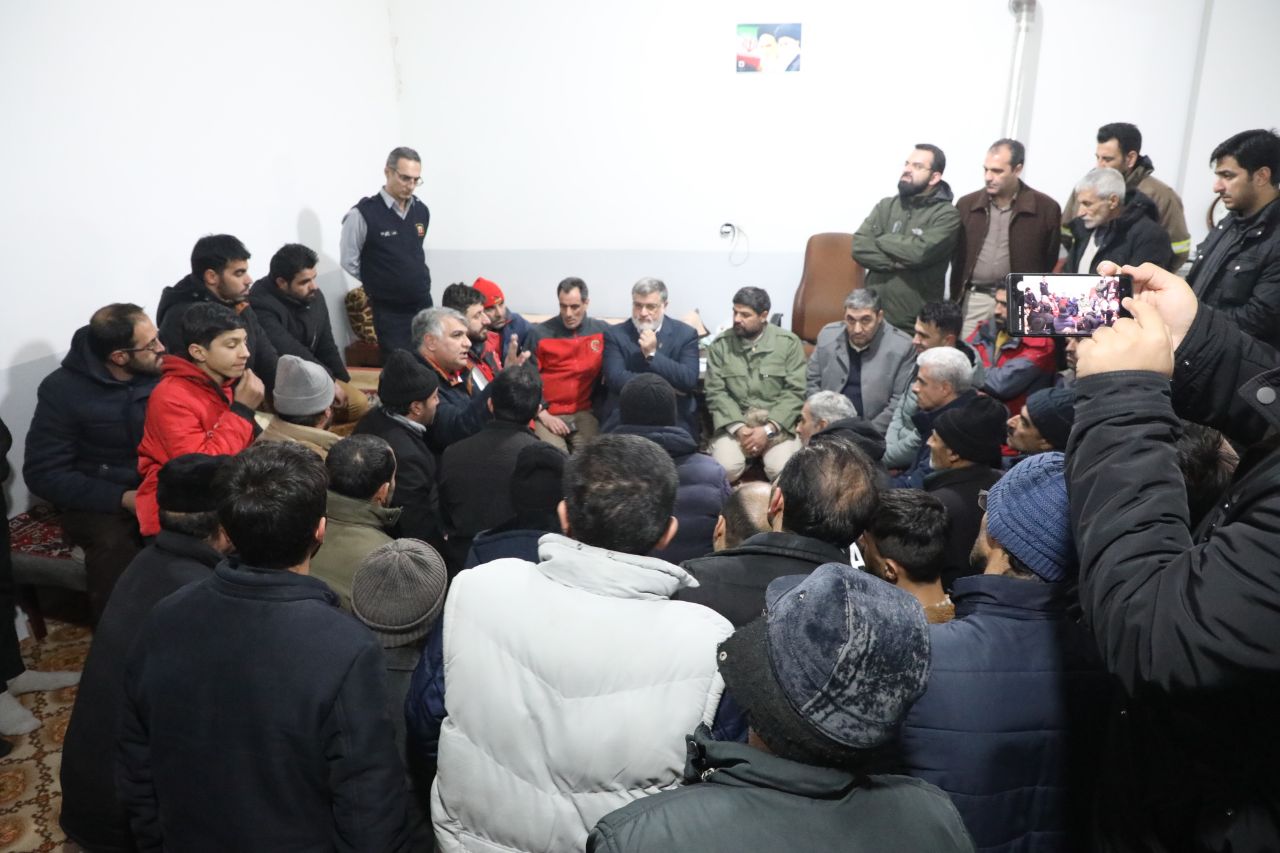 آلبوم تصویری/ بازدید شبانه استاندار آذربایجانغربی از اردوگاه و کمپ های اسکان اضطراری زلزله زدگان خوی