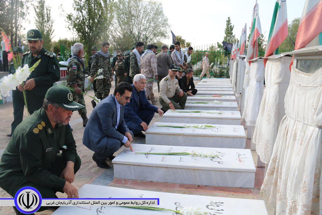 غبارروبی گلزار شهداء بمناسبت هفته دفاع مقدس در شهرستان خوی