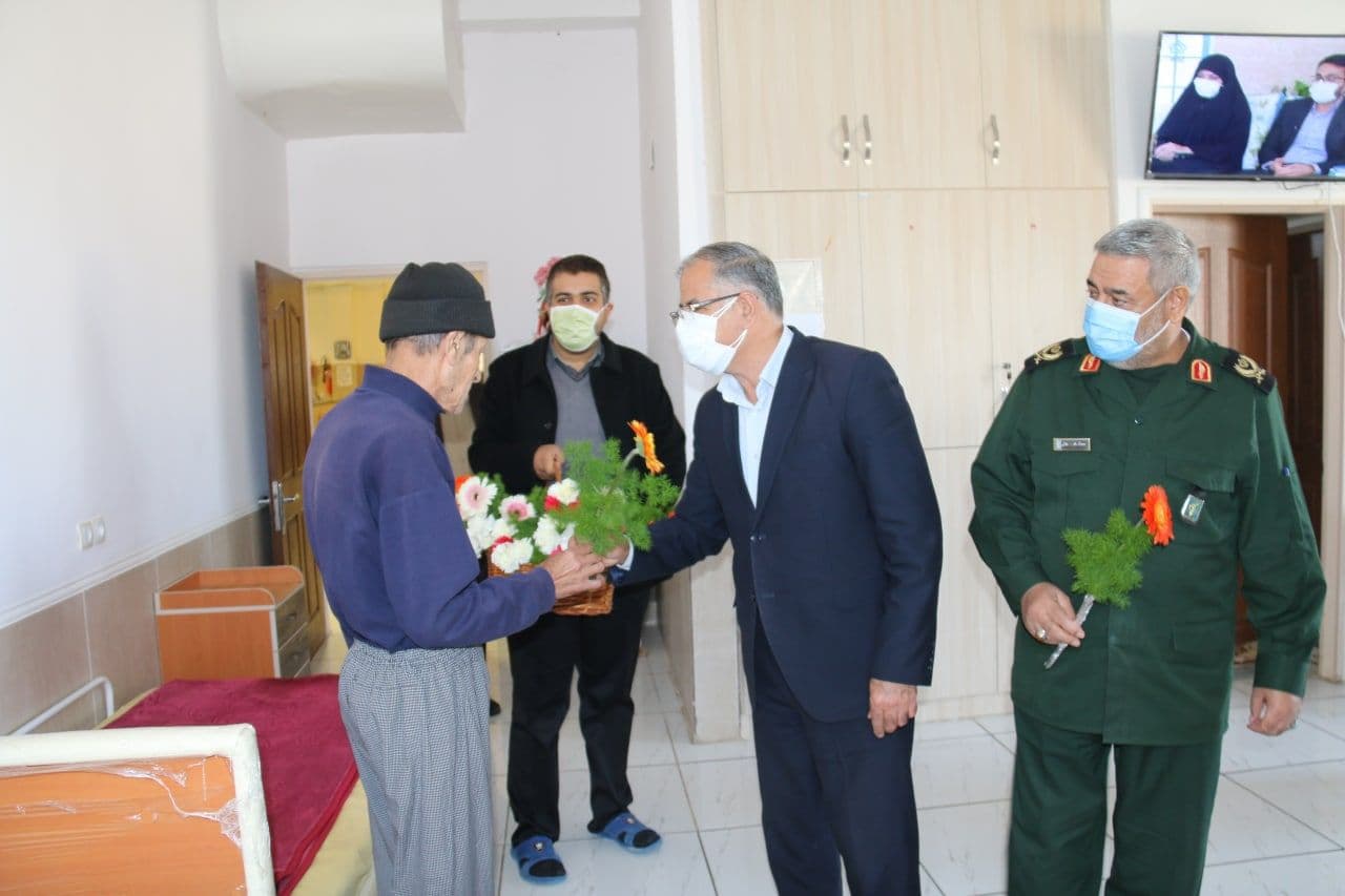 حضور فرماندار ویژه شهرستان خوی در مرکز نگهداری و توانبخشی سالمندان مهر کوثر همزمان با ولادت حضرت علی(ع) و روز پدر