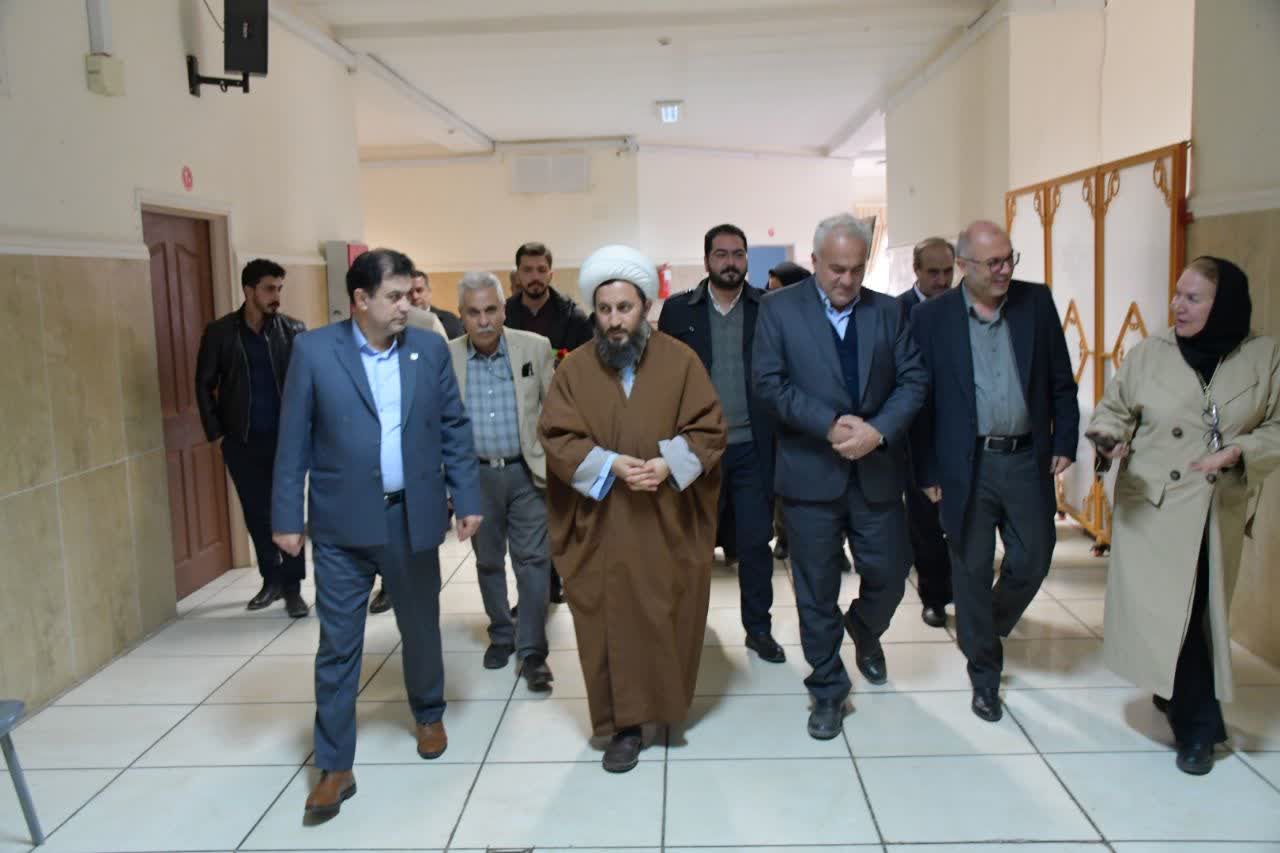 حضور امام جمعه و "غلامحسین آزاد" فرماندار ویژه شهرستان خوی در موسسه خیریه سالمندان مهر کوثر خوی