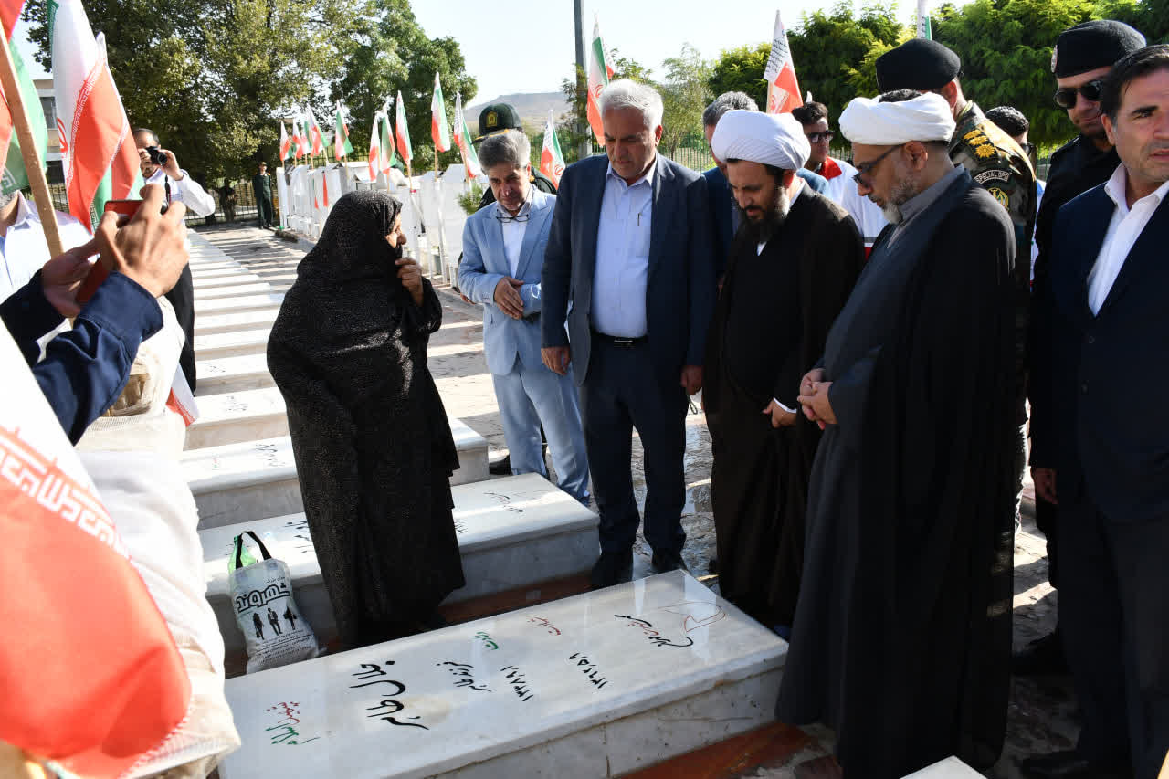 عطر افشانی و گلباران مزار مطهر شهداء شهرستان خوی در هفته دولت با حضور سرپرست فرمانداری ویژه