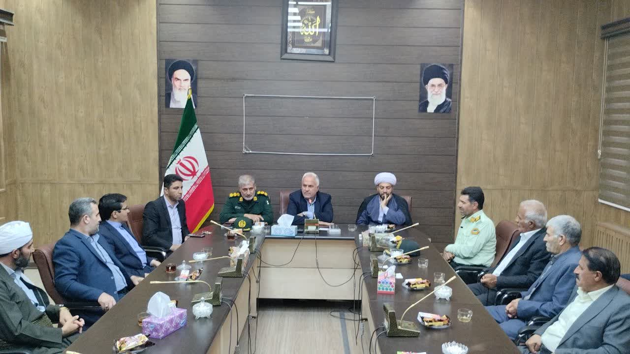 تجلیل فرماندار خوی از رزمنده دفاع مقدس احمد پندند در بخش قطور