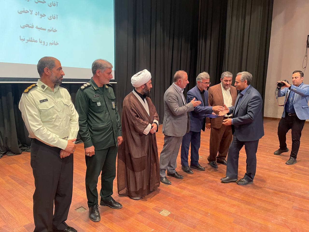 برگزاری مراسم گرامیداشت هفته دولت و تجلیل از کارمندان نمونه شهرستان خوی