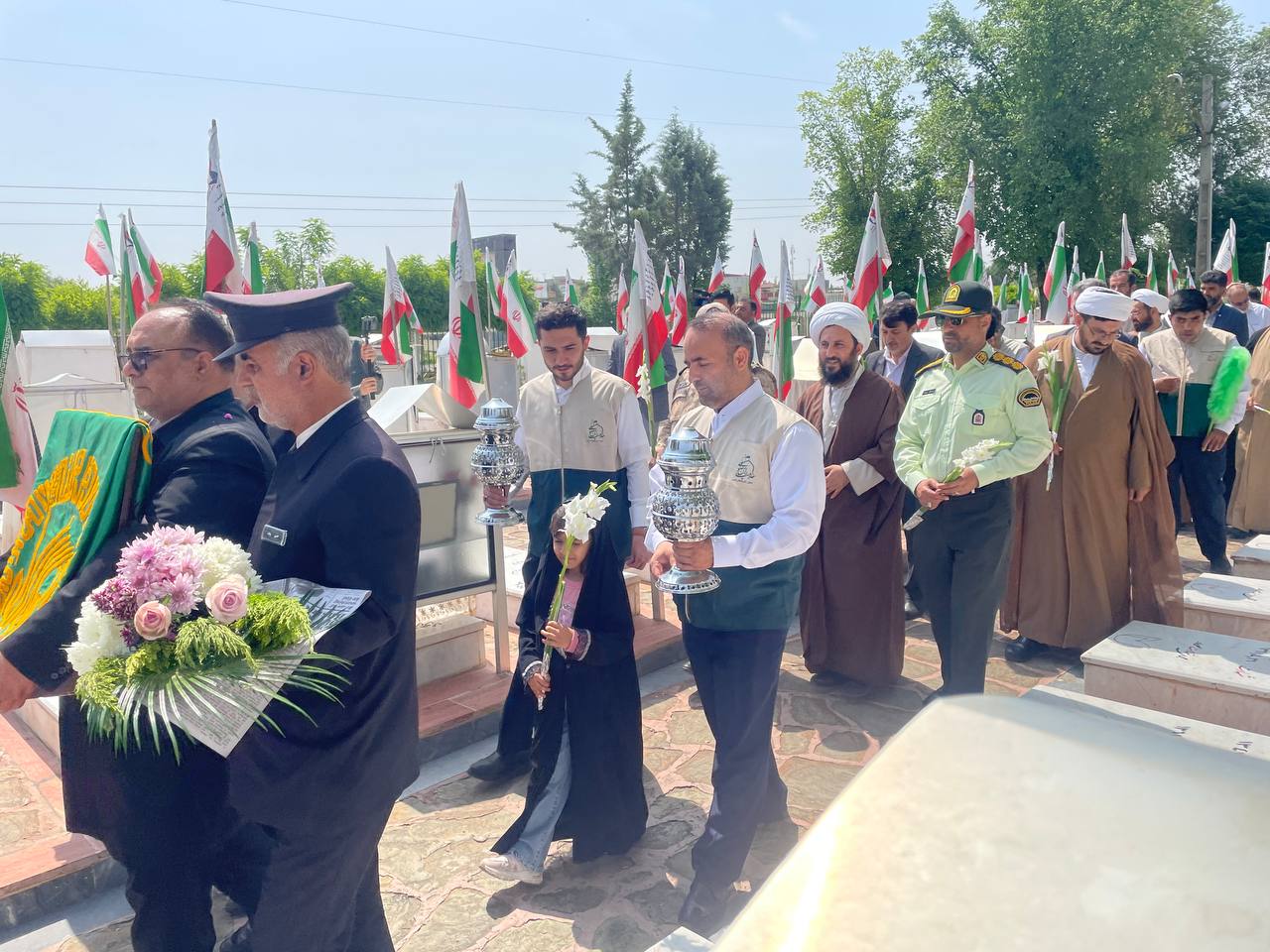 خادمان حرم رضوی(ع) همراه با پرچم متبرک امام رضا(ع) وارد خوی شدند