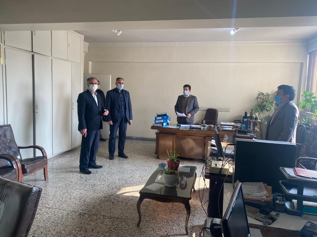 حضور فرماندار شهرستان خوی در اداره مخابرات و نظارت بر نحوه اجرای پروتکلهای بهداشتی در این اداره و دیدار و گفتگو با کارکنان آن