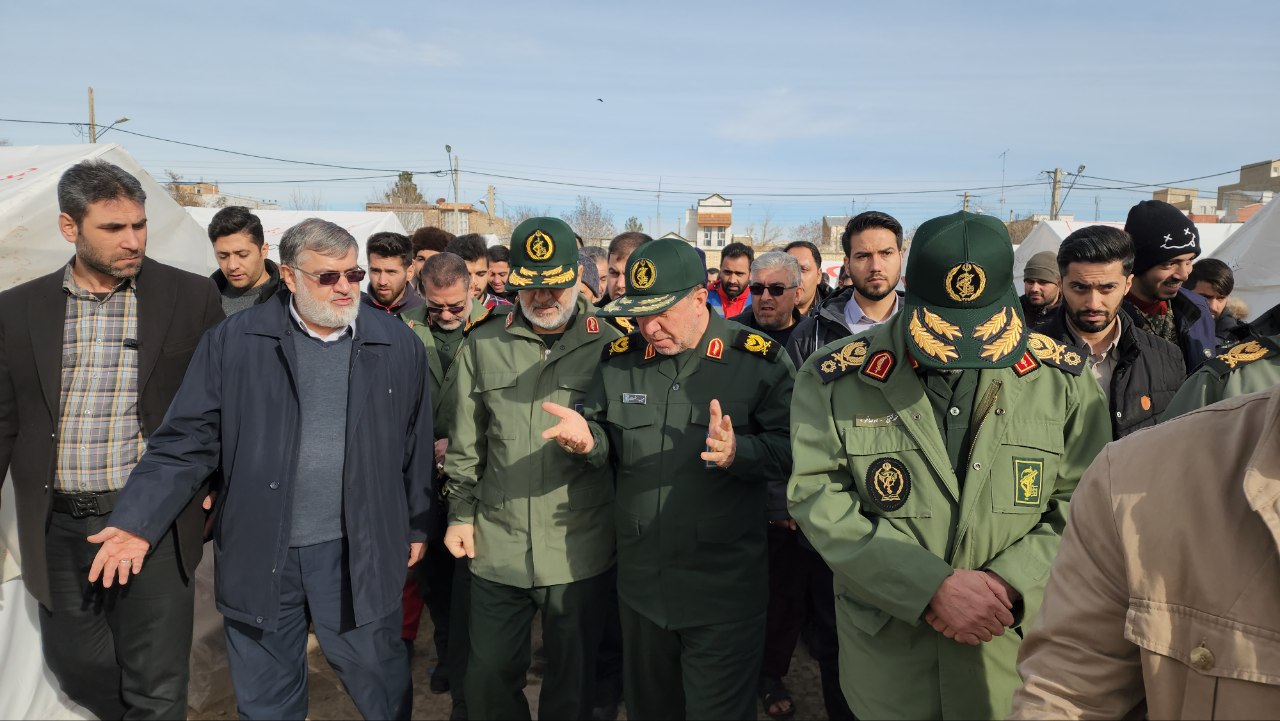 آلبوم تصویری/ بازدید فرمانده سپاه پاسداران انقلاب اسلامی از روند اسکان اضطراری زلزله زدگان شهرستان خوی