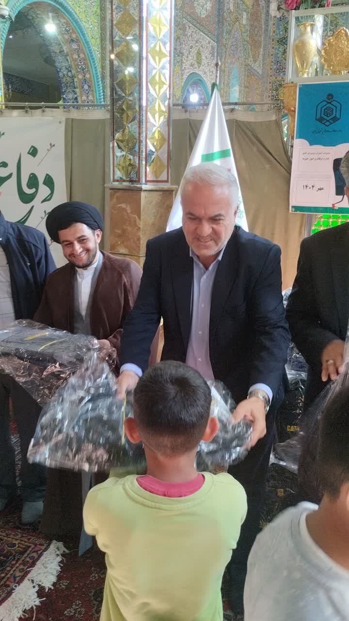 توزیع 115 پک آموزشی در بین نیازمندان