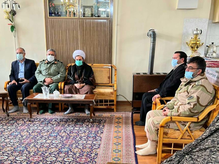 دیدار فرماندار شهرستان خوی با خانواده های معزز شهداء