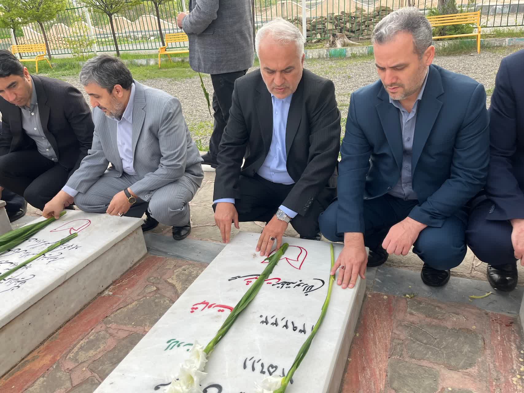 سرپرست فرمانداری خوی اولین روز کاری را در مزار شهدا آغاز کرد