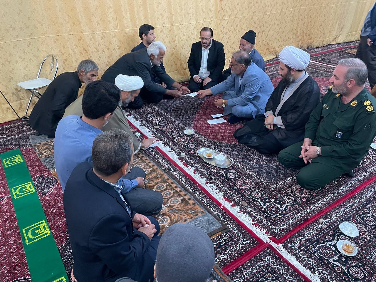 دیدار صمیمی فرماندار و امام جمعه خوی با جمعی از اهالی شهر فیرورق