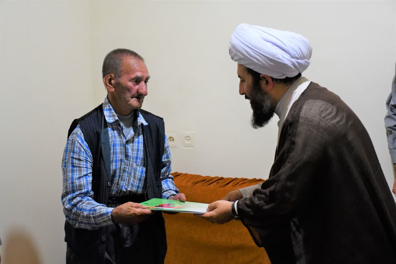 دیدار امام جمعه و معاون فرماندار شهرستان خوی با خانواده معظم شهید رحیم آسیابی و شهید حسین روشن