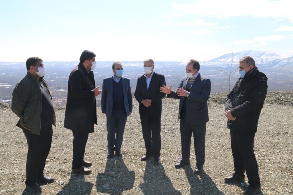 بازدید میدانی فرماندار ویژه شهرستان خوی و مدیرکل منابع طبیعی و آبخیزداری استان آذربایجان غربی از اراضی طبیعی برای واگذاری زمین به شهرداری فیرورق جهت ایجاد فضای تفریحی