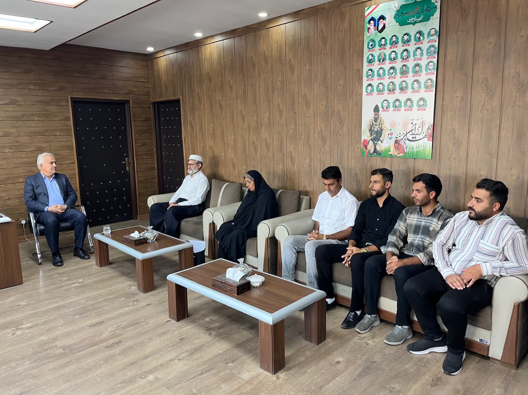 دیدار رئیس و اعضای شورای اسلامی و دهیار روستای عزتآباد با فرماندار خوی