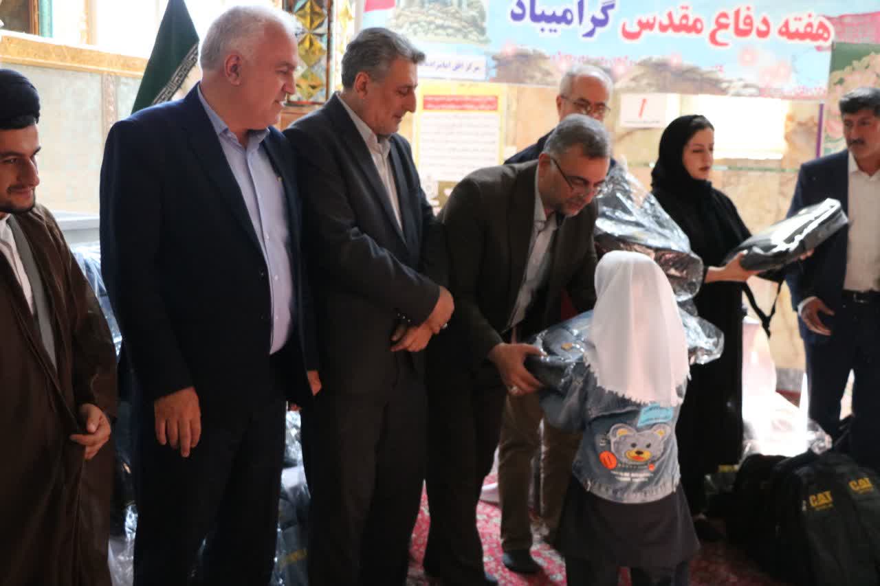 توزیع 115 پک آموزشی در بین نیازمندان