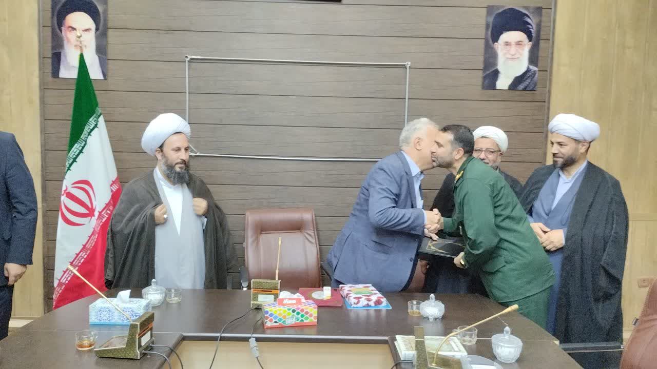 تجلیل از فرماندار خوی به مناسبت هفته دولت