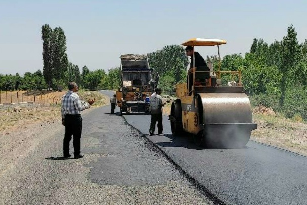 بازدید بخشدار فیرورق از اجرای طرح آسفالت جاده خوی پسک بدلان