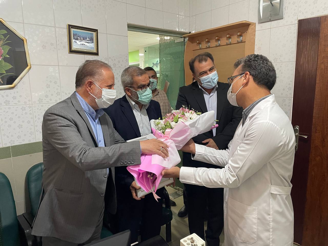 تجلیل فرماندار از تنی چند از پزشکان خویی