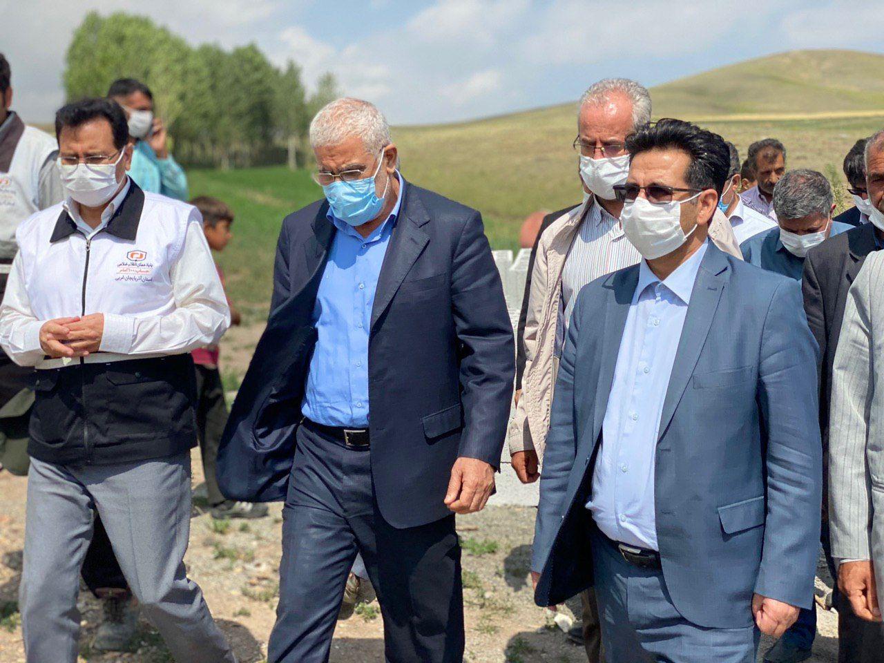 بازدید سرپرست فرمانداری شهرستان خوی و معاون امور بازسازی بنیاد مسکن انقلاب اسلامی کشور از مناطق زلزله زده بخش قطور