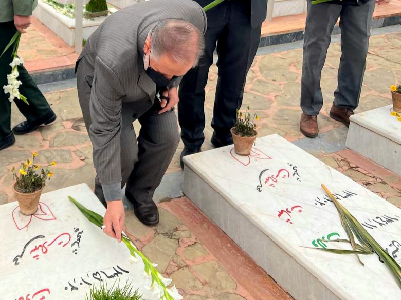حضور سرپرست فرمانداری ویژه شهرستان خوی در اولین روز از سال نو در مزار شهدا