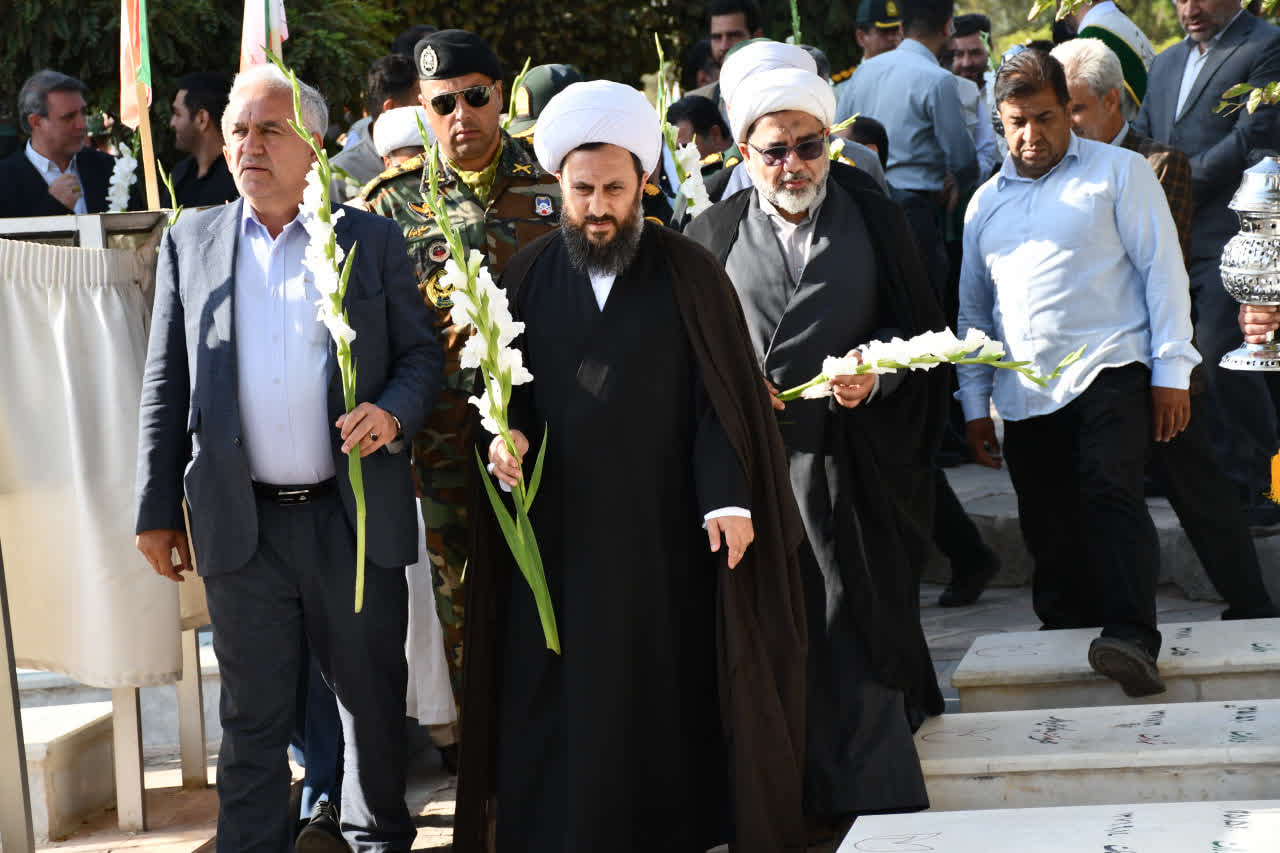 عطر افشانی و گلباران مزار مطهر شهداء شهرستان خوی در هفته دولت با حضور سرپرست فرمانداری ویژه