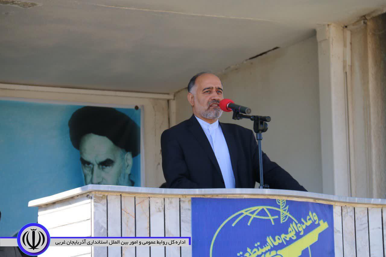 آغاز برنامه های هفته دفاع مقدس با برگزاری صبحگاه مشترک نیروهای مسلح در شهرستان خوی