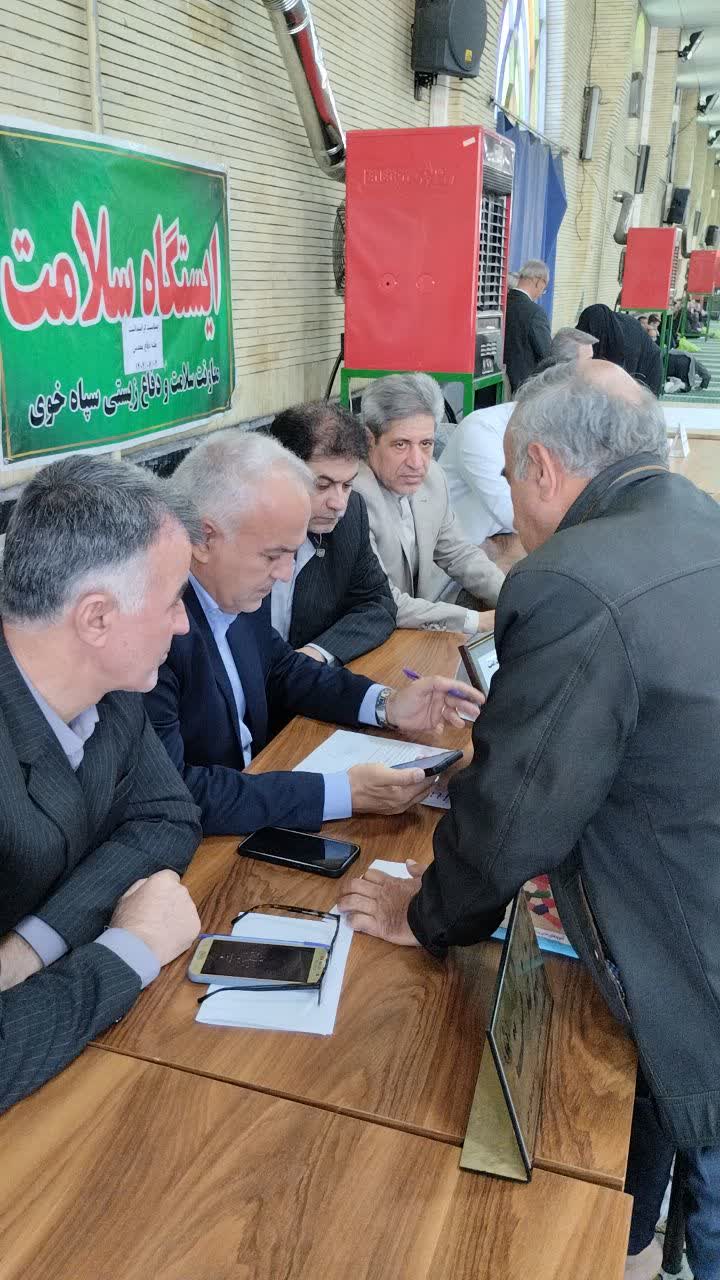 برگزاری میز خدمت با حضور فرماندار ویژه خوی در مصلی نماز جمعه