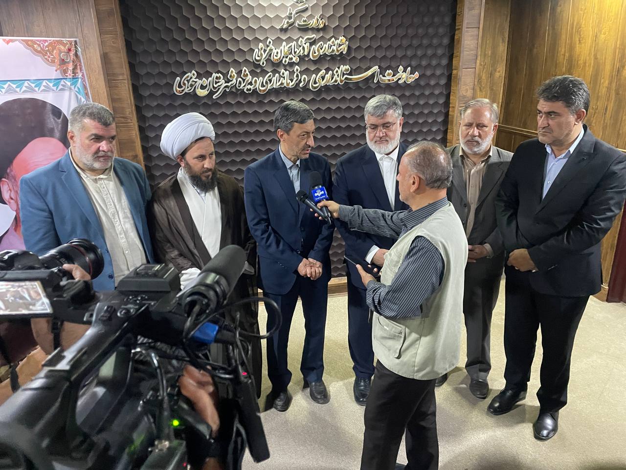 برگزاری بررسی روند بازسازی مناطق زلزلهزده شهرستان خوی و محرومیت زدایی
