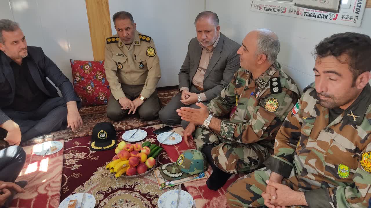 دیدار جانشین سازمان ایثارگران نیروی زمینی ارتش و فرماندار خوی با تنی چند از ارتشیان ایثارگر مناطق زلزله زده