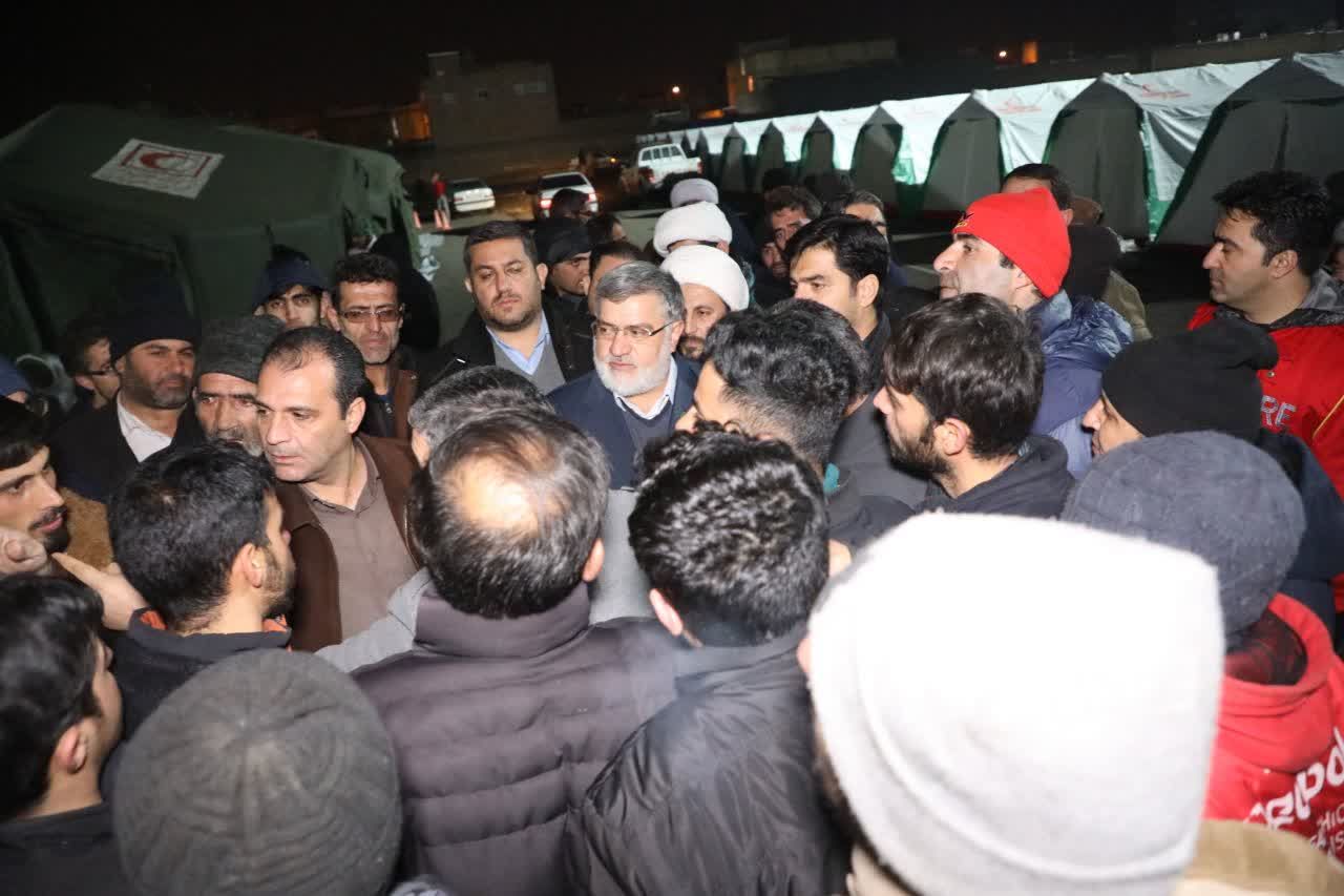 آلبوم تصویری/ بازدید شبانه استاندار آذربایجانغربی از اردوگاه و کمپ های اسکان اضطراری زلزله زدگان خوی