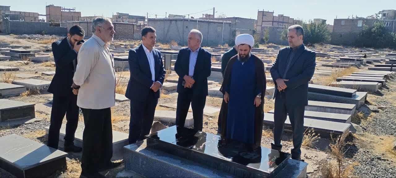 بررسی میدانی وضعیت گلزار شهدای خوی با حضور فرماندار ویژه شهرستان