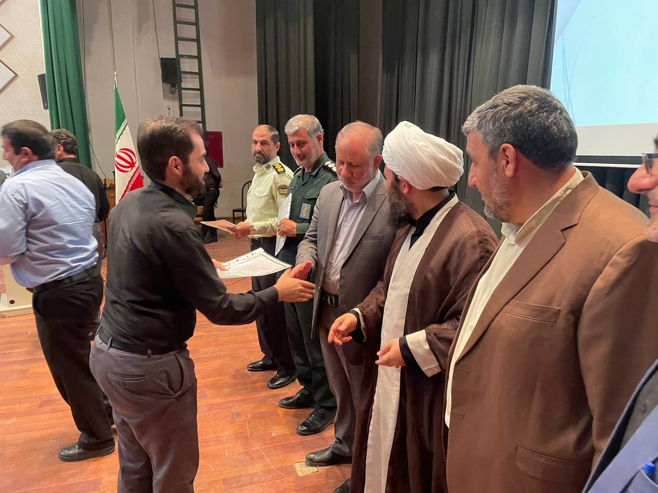 برگزاری مراسم گرامیداشت هفته دولت و تجلیل از کارمندان نمونه شهرستان خوی