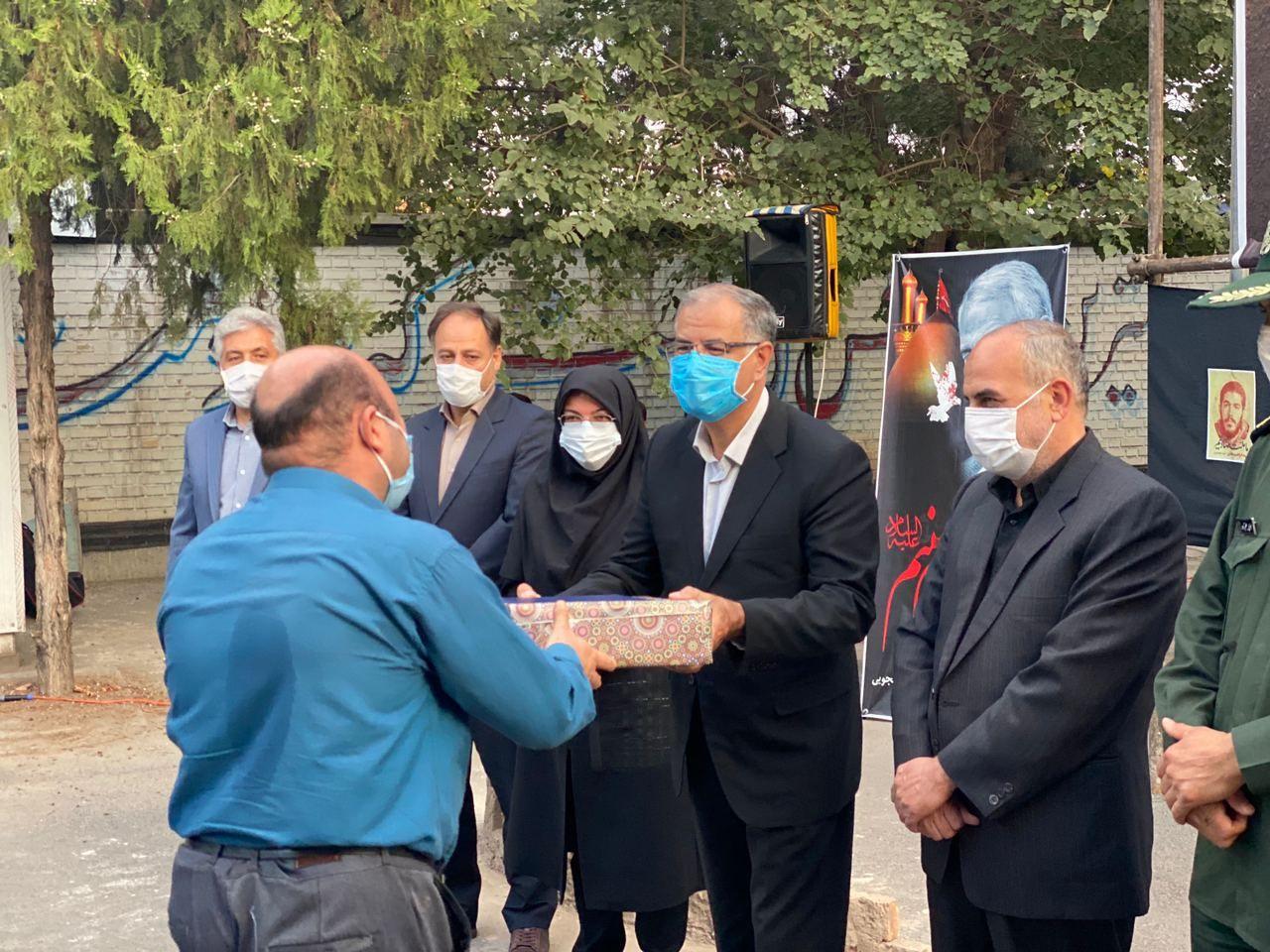 تجلیل فرماندار شهرستان خوی از ایثارگران و جانبازان دوران دفاع مقدس و مدافعان خط مقدم سلامت