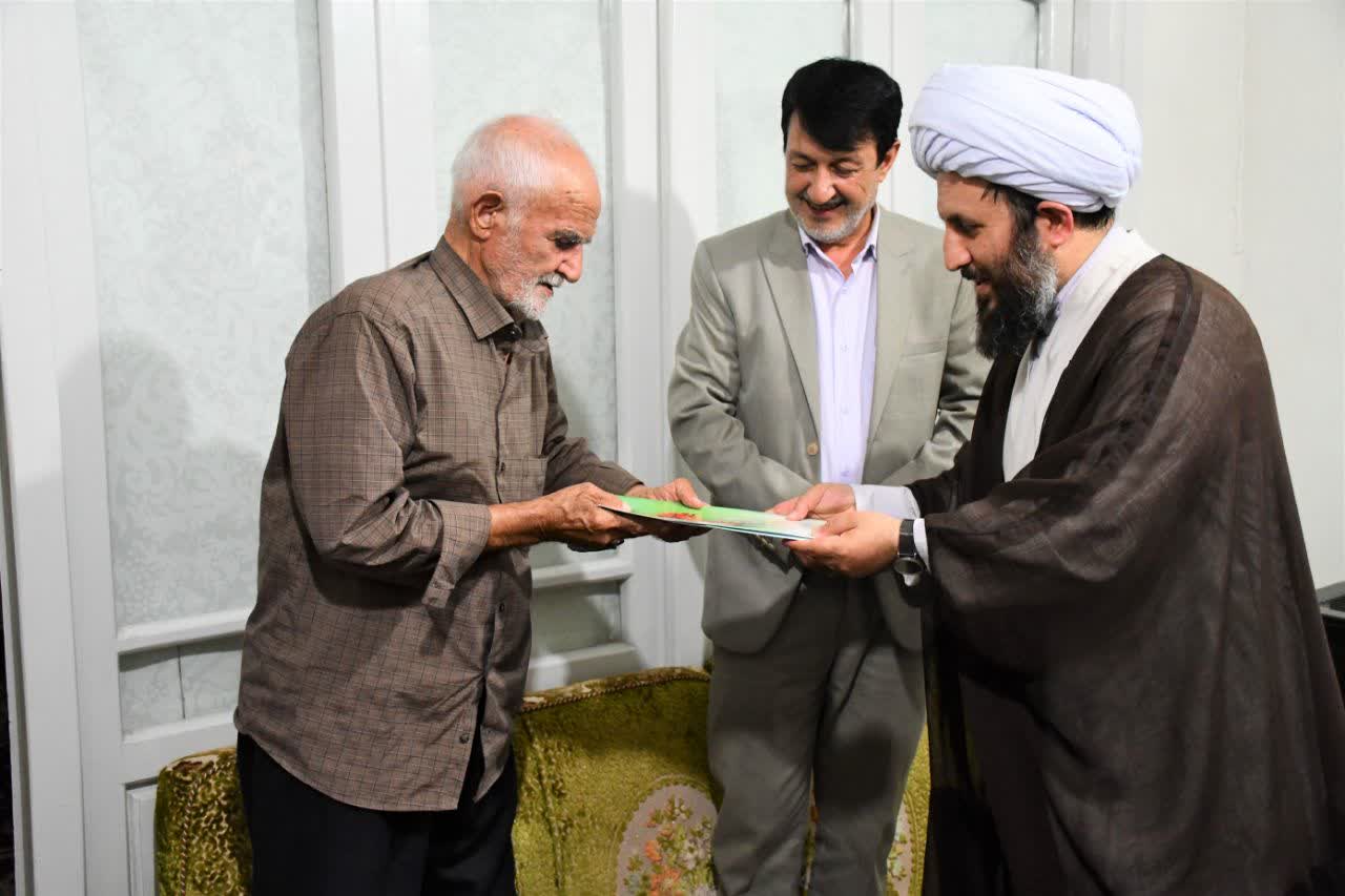دیدار امام جمعه و معاون فرماندار شهرستان خوی با خانواده معظم شهید رحیم آسیابی و شهید حسین روشن