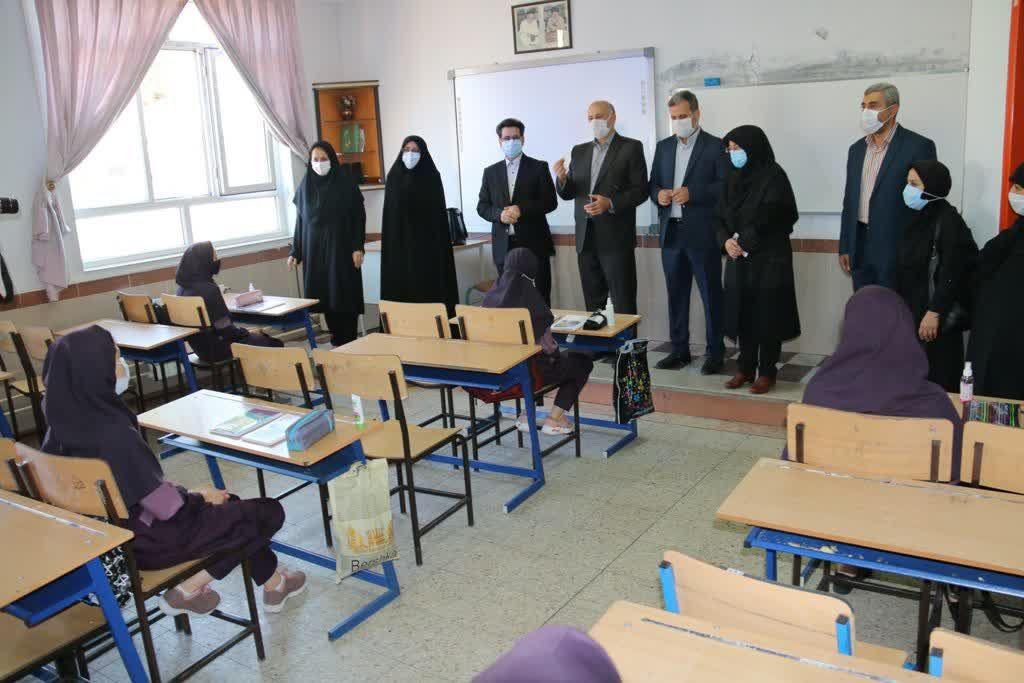 آغاز سال تحصیلی جدید و نواختن زنگ مدرسه در دبیرستان دخترانه شاهد ام ابیها با حضور سرپرست معاونت استانداری و فرمانداری ویژه شهرستان خوی